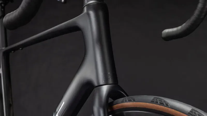 Cube Attain C:62 SLT Road Bike In Carbon/Coal Chrome-7